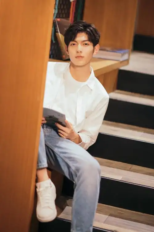 樊治欣校园风写真曝光高颜值演绎清新校草