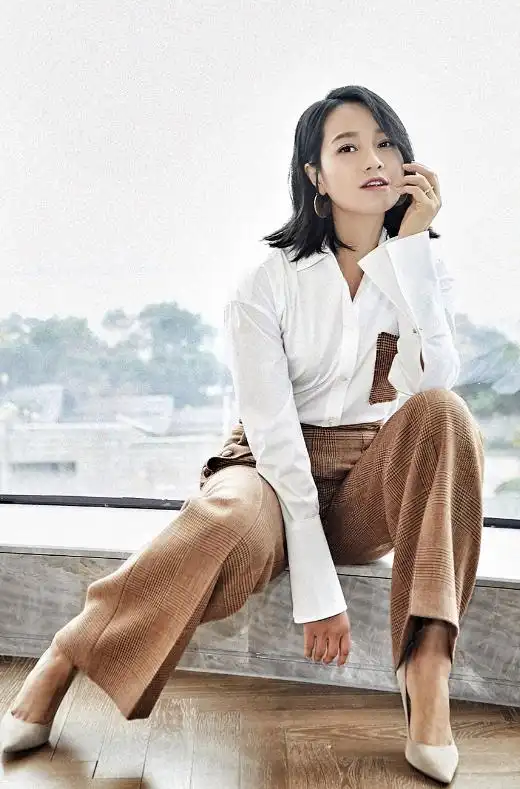 朱丹的衬衣要火?把裤子剪掉一块做衣服口袋意外时尚,气场两米八