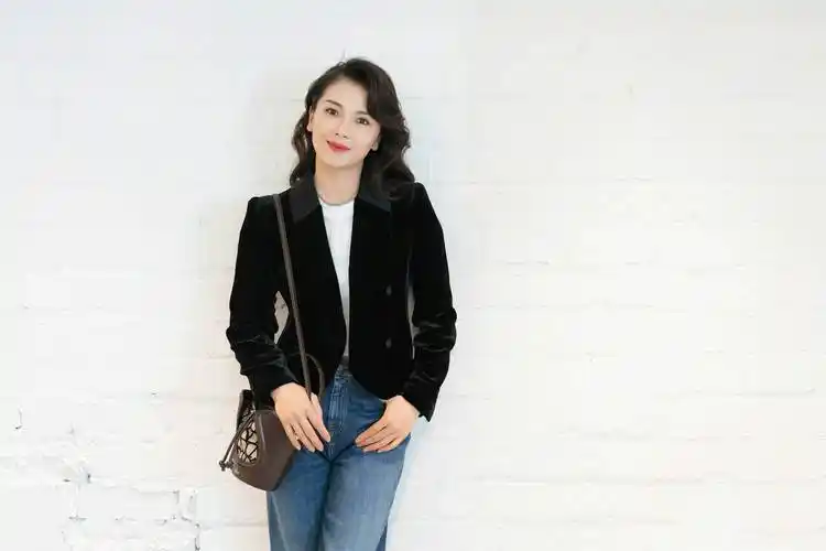 相对于西服套装的穿搭,西装小外套来搭配牛仔裤也会更加随性清爽一些.