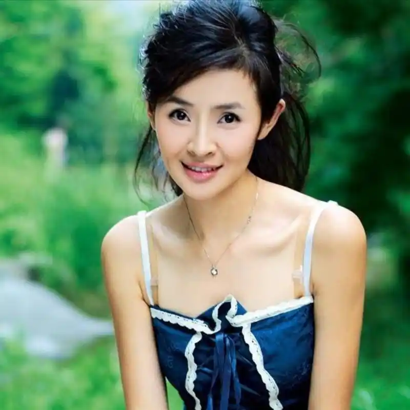 回顾演员于明加相亲嫁圈外老公恩爱十一年生两女被丈夫疼爱