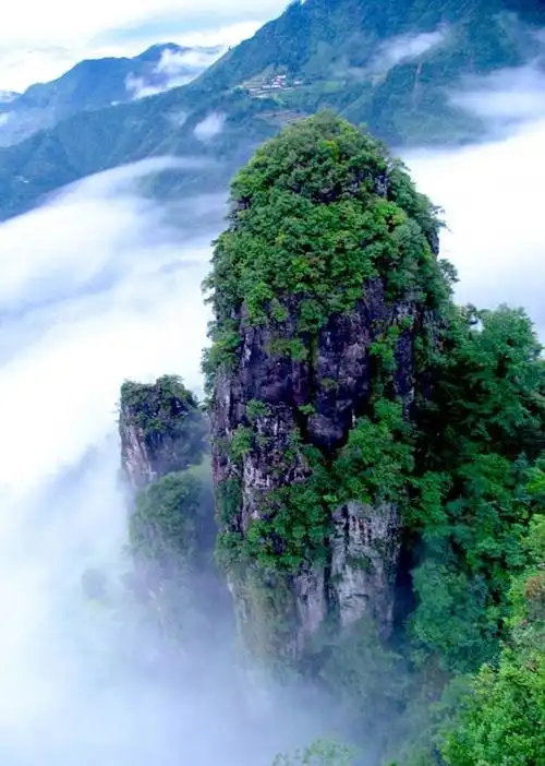 巍峨耸立的山峰