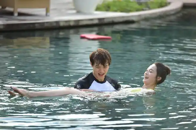 《我们相爱吧》第二季,魏大勋教李沁游泳片段