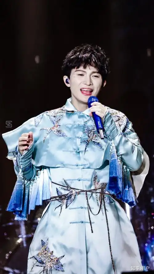 了不起的长城中周深总在主持人说话的时候和旁边的人说话可以理解为不