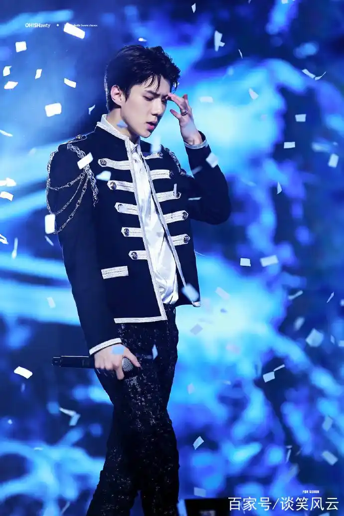 军装风的吴世勋真的太可了,化身霸道总裁气场逼人!