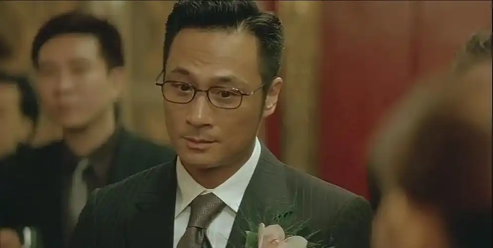 《无间道2》中,吴镇宇饰演的倪永孝是如何发现张耀扬是卧底的?