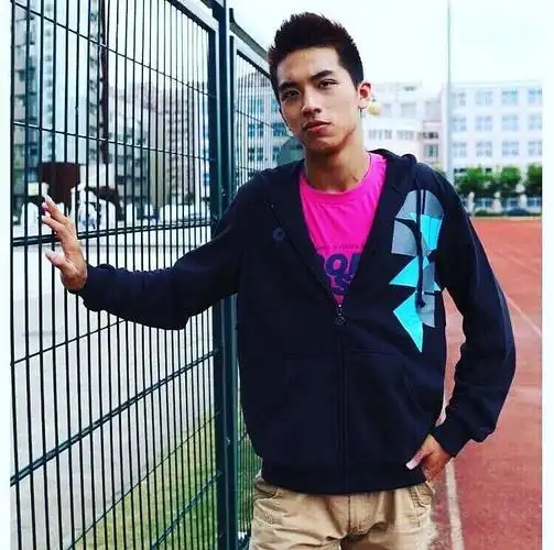 许魏洲在哪里换的头,技术比他眼皮上乘多了.