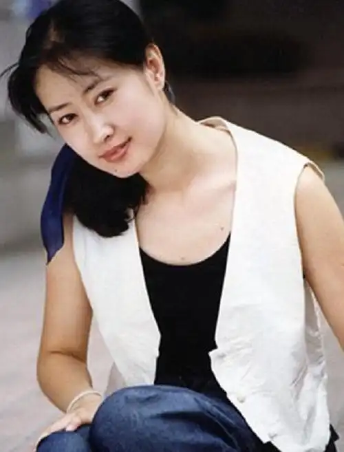 刘敏涛年轻时长得十分乖巧皮肤白皙清纯无比如今越来越有韵味