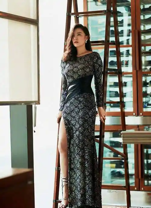 宋佳对自己身材真狠,嫌连衣裙不够紧,还要用腰带勒起来_时尚_造型