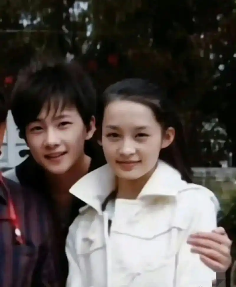 杨洋和李沁早期合照,青涩颜值逆天!