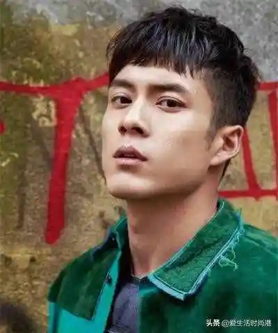 长脸适合什么发型男(脸偏长男士精神的发型)