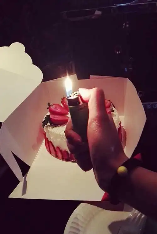 当时不甘孤独,喊了一个不是那么熟的朋友,买了个大蛋糕,两个人在ktv里