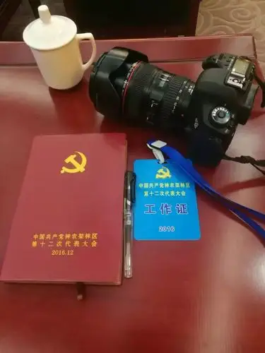 是各种采访的工作证.他们收藏的最多的,新闻每天发生,记者永远在路上.