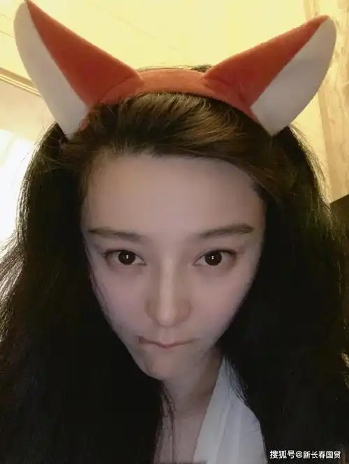 照片中范冰冰素颜出镜,头戴狐狸发箍,皮肤白皙娇嫩,俏皮可爱,一头乌黑