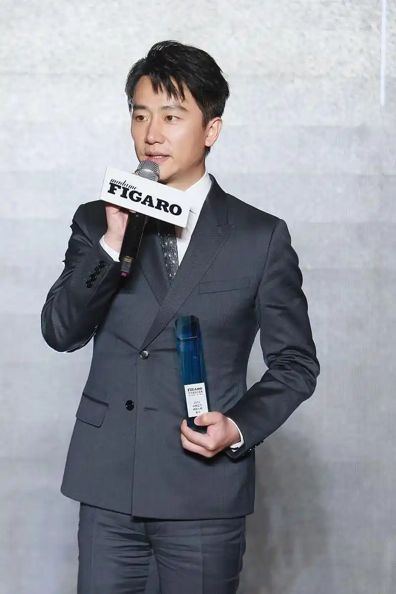 黄轩的鼻子是上帝捏的吧?  鼻子好大啊,真是男人中的极品!