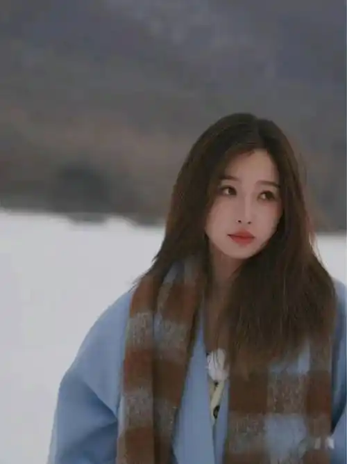 一些网友找出虞书欣在参加综艺《一年级·毕业季》的片段,她那时的