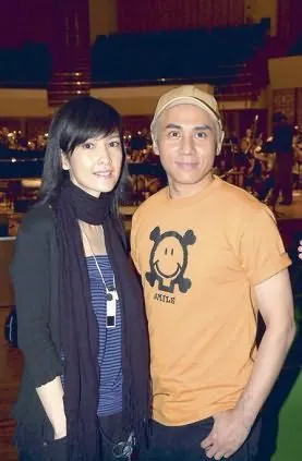 周慧敏自备长裙不计酬劳任黄凯芹个唱嘉宾(图)