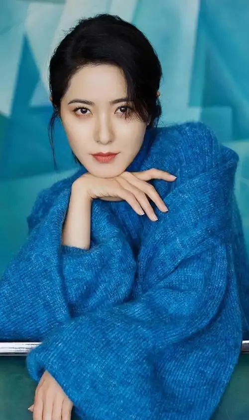 曾黎保养得太好了,五官精致,眉目如画,皮肤白皙细腻-爱读书