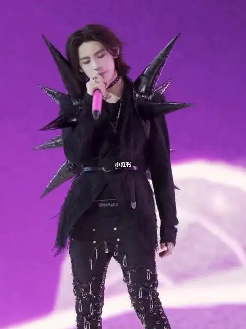 小鬼王琳凯蔚蓝上的星球直拍