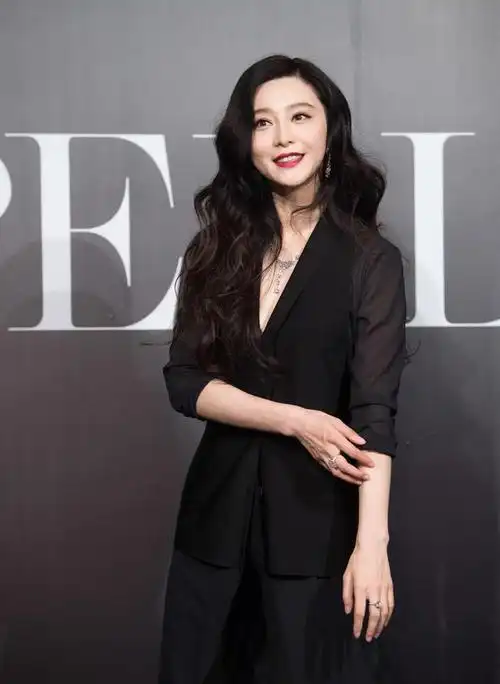 女神范冰冰很有国际范西服搭配大波浪卷发惊艳亮相美呆了