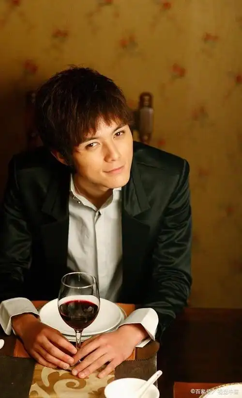 张超是一位年轻有为的演员,曾出演过《独家记忆》《棋魂》《你的名字