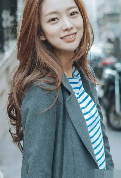 尖下巴女生长卷发梳偏分发型