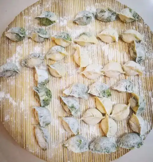 用饺子摆出福字象征着"幸福美满","团团圆圆"