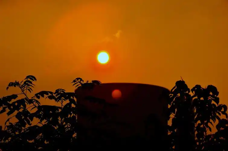 还是赤壁的傍晚——落日抑或云日辉映