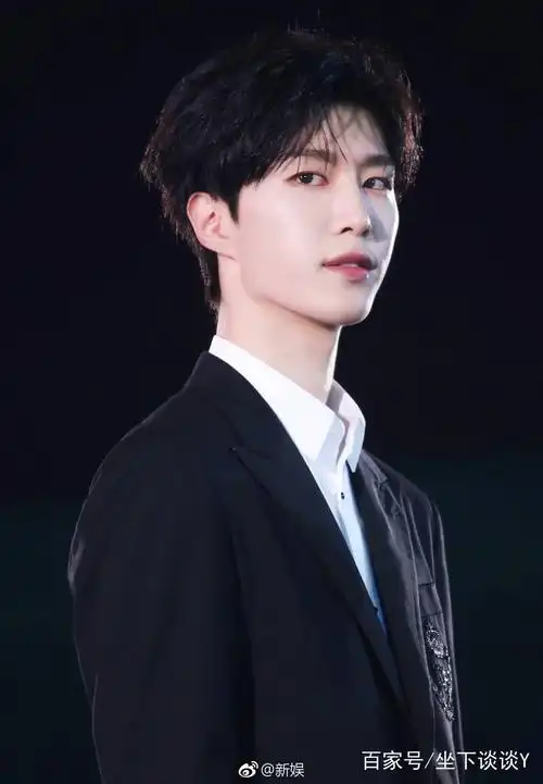 范丞丞西装:清冷贵公子