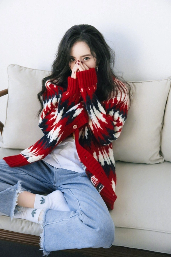 杨幂红色毛衣造型配上大波浪,休闲时髦,露出的脚腕"实力抢镜"