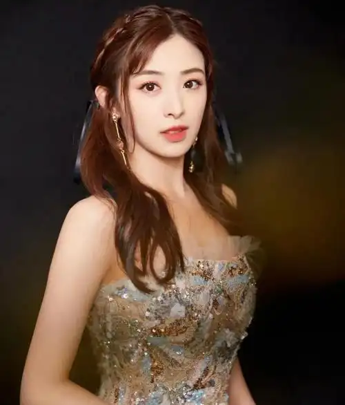 温婉秀雅的张含韵,惊艳迷人,清纯绝美的写真照!__财经头条