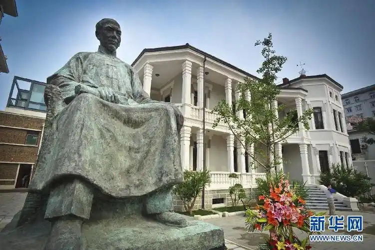 6月25日拍摄的重新开放的梁启超纪念馆内的梁启超雕像及故居.