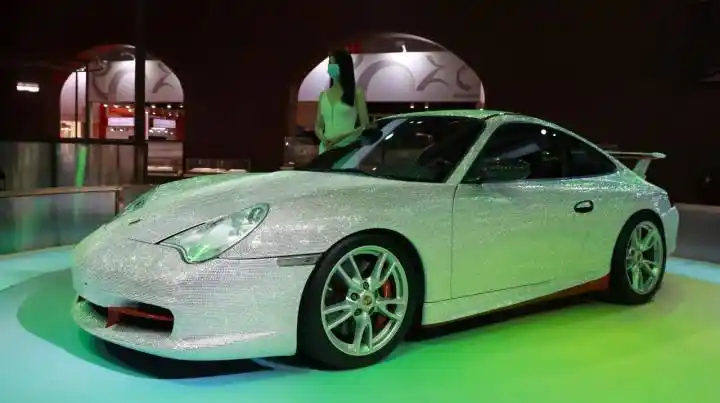 中国首秀镶嵌40万颗钻石的宝石跑车亮相进博会