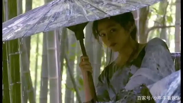 《影》中超火的关晓彤撑伞图集