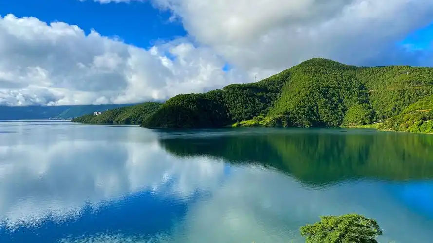 唯美泸沽湖风光高清桌面壁纸