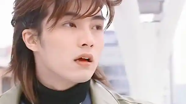 曝贺军翔装醉舌吻女生