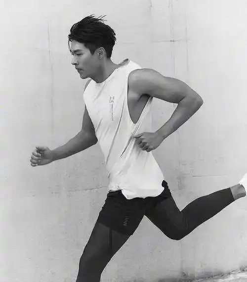 当初在《爱的迫降》中,玄彬穿着迷彩服展现的倒三角身材,到现在可是