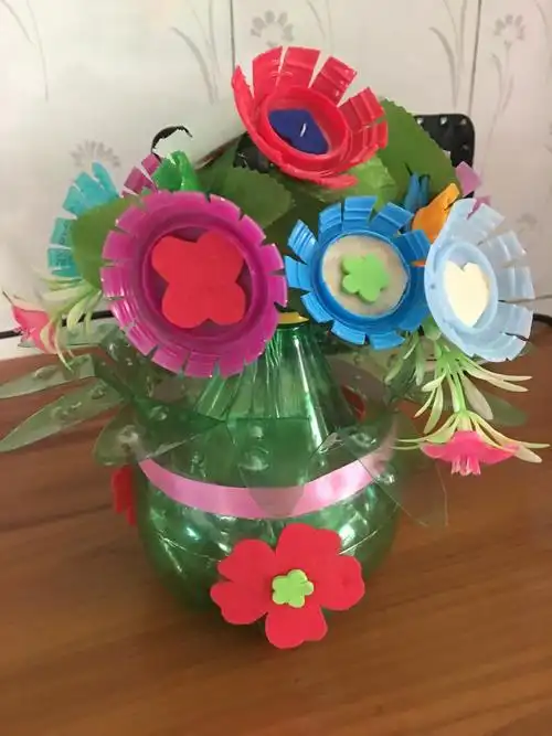 四月天,春暖花开的季节,中三班亲子手工~塑料瓶,瓶盖,废旧材料插花,带