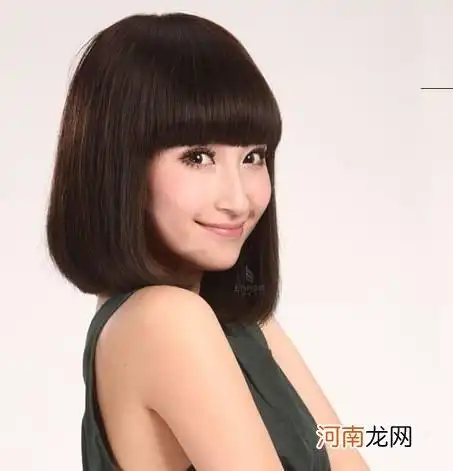 女生中发波波头直发发型图片