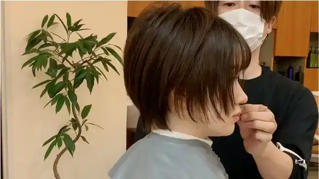 越来越多女生喜欢剪这种长度的短碎发,时尚修颜,好看不过时