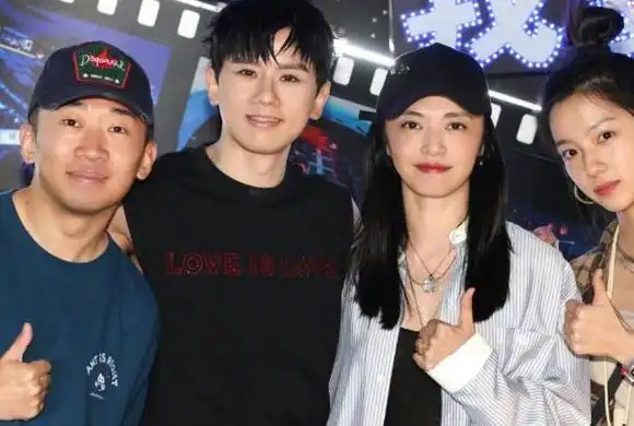 张杰在社交媒体上晒出了与支持他的友人们的合照,引发了广泛关注