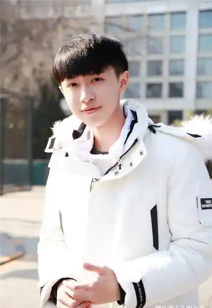 童星张逸杰旧照曝光圆脸平下巴和如今差距大变化明显被疑整容