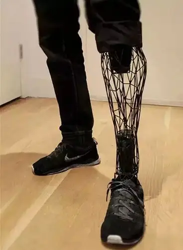 佳满假肢假肢一样可以做得很酷