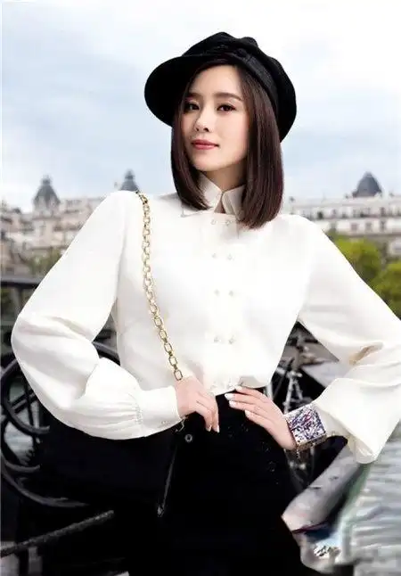 短发发尾烫出微微的卷度后,偏分的造型沿着脸颊曲线滑落,使得刘诗诗