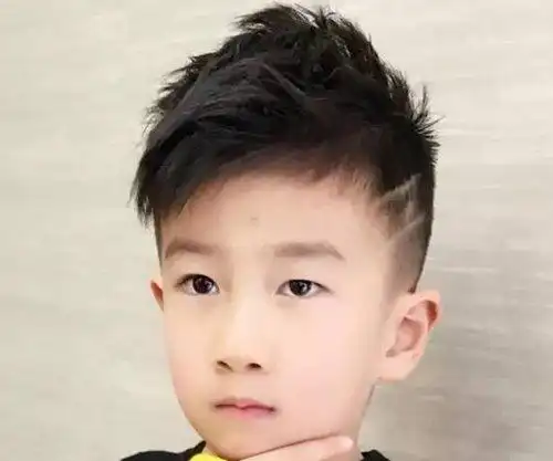 小男孩把两边剃掉的发型怎么做 小学生剪剃鬓角发型的越来越多了