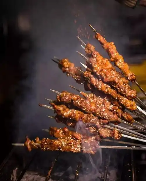 东北哈尔滨烧烤来了招牌牛羊肉串才3元一串哈喇子都下来了