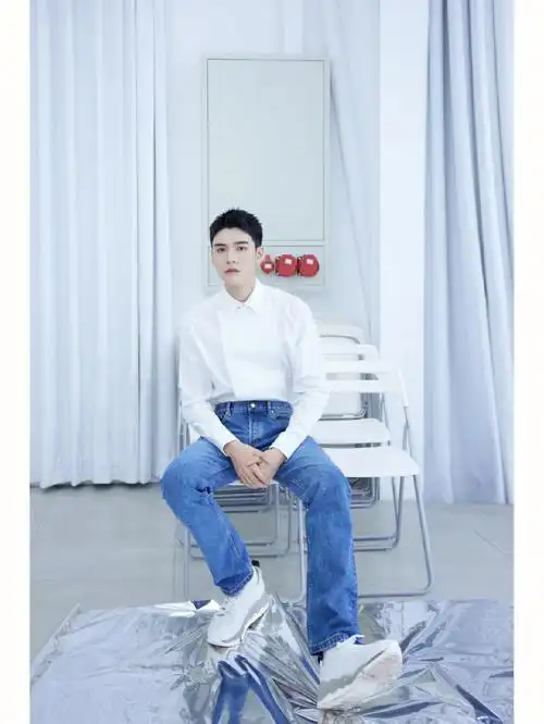 龚俊白衬衫牛仔裤小白鞋白袜