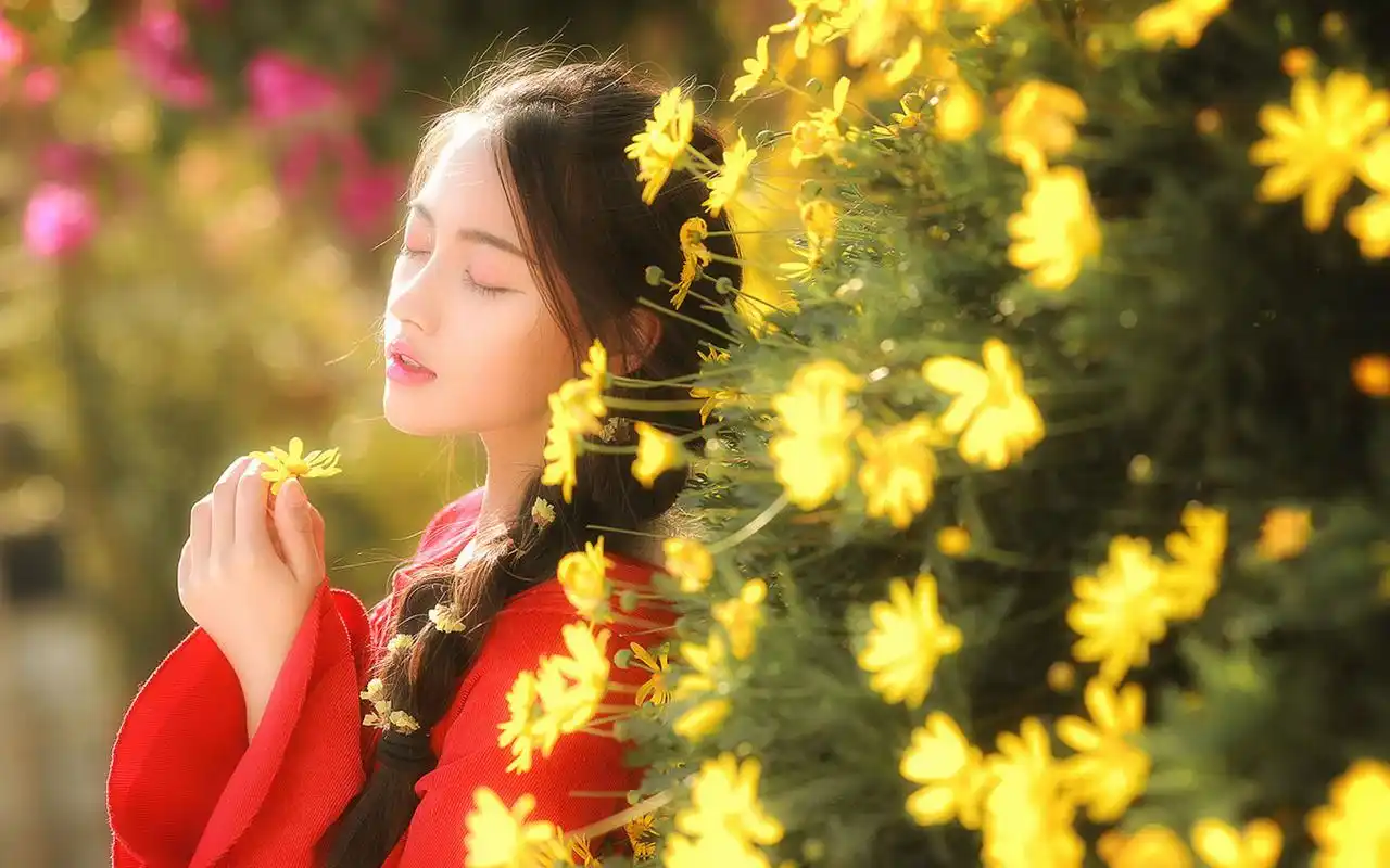 首页 桌面壁纸 美女壁纸 绝美红衣女孩花中写真图片电脑壁纸