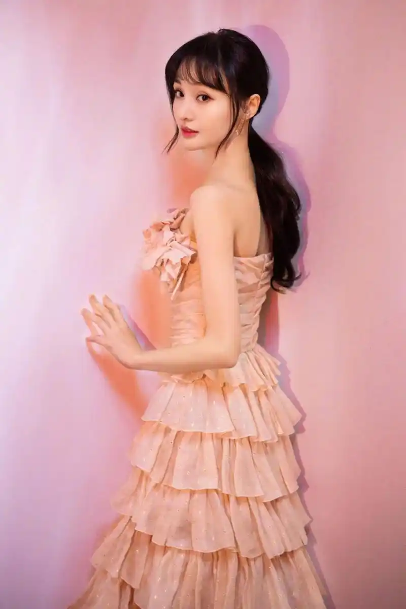 郑爽太瘦抹胸裙都穿不住!国剧盛典蛋糕裙造型吸睛,齐刘海显温柔