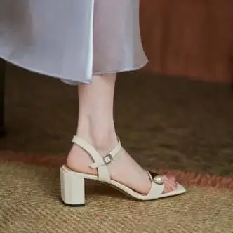 skcdile软皮中跟一字带凉鞋夏季新款露趾粗跟女鞋子拼色珍珠凉鞋女 米