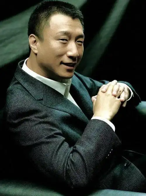 "狠人"孙红雷:单恋巩俐5年未果,50岁生日和小15岁娇妻秀恩爱